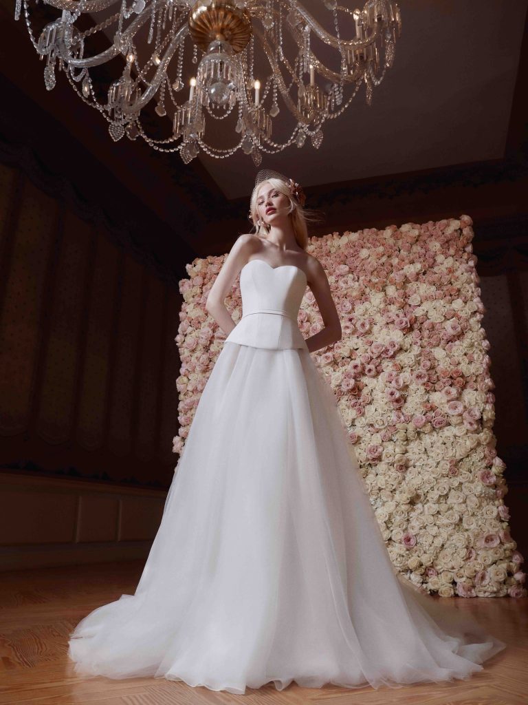 In questa immagine un abito da sposa romantico 2025 di Galia Lahav con bustier.