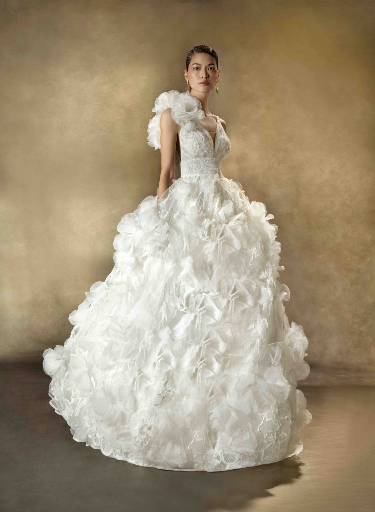 In questa immagine un abito da sposa romantico 2025 di Higar Novias Privee con maxi gonna con decorazioni floreali in 3D.