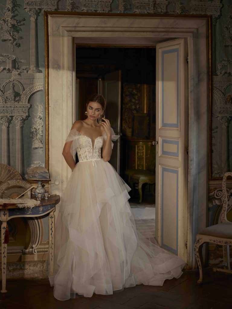 In questa immagine un vestito Modeca con bustier e gonna in tulle. 