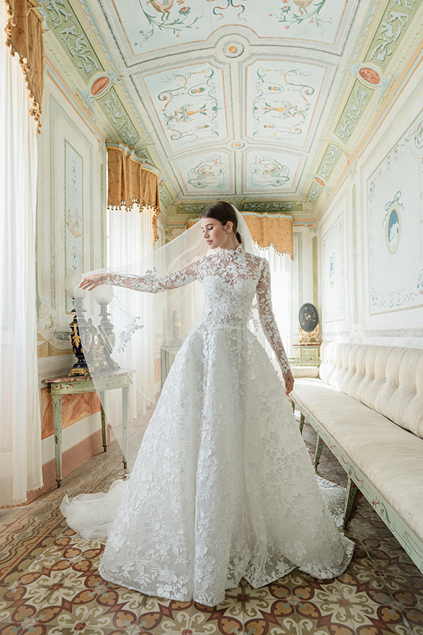 In questa immagine un abito da sposa  romantico 2025 interamente ricamato in pizzo di Monique Lhuillier. 