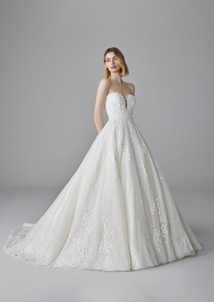 In questa immagine un abito da sposa romantico 2025 di Pronovias con dettagli floreali in pizzo. 