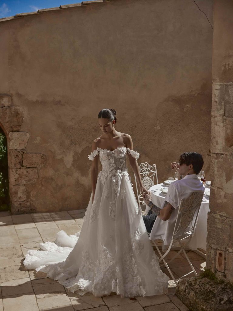 In questa immagine un vestito Ricca Sposa con dettagli floreali in 3D. 