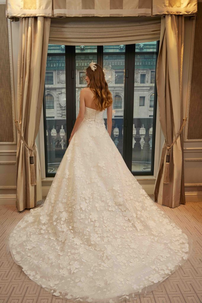 In questa immagine un abito da sposa romantico 2025 di Sareh Nouri con fiori tridimensionali.