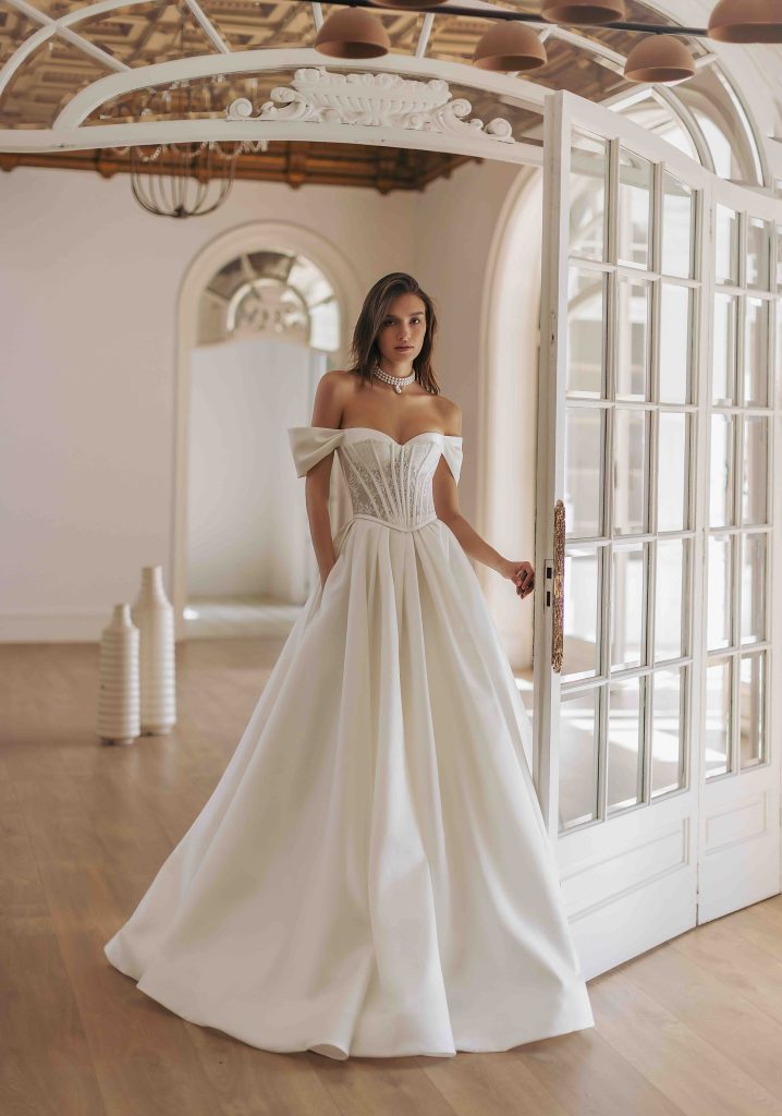 In questa immagine un abito da sposa romantico 2025 di Wonà Concept con bustier.