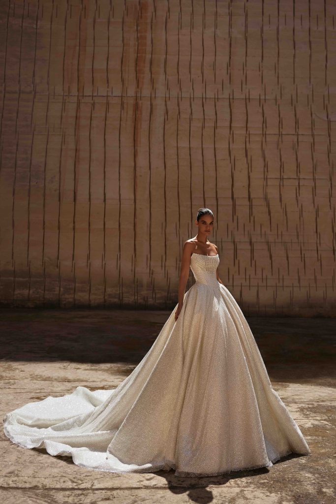 In questa immagine un abito da sposa romantico 2025 di Milla Nova con bustier.