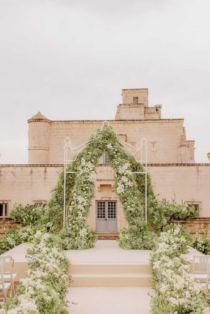 In questa foto uno degli allestimenti matrimonio 2024 per rito civile firmato da Bespoke Unique Wedding