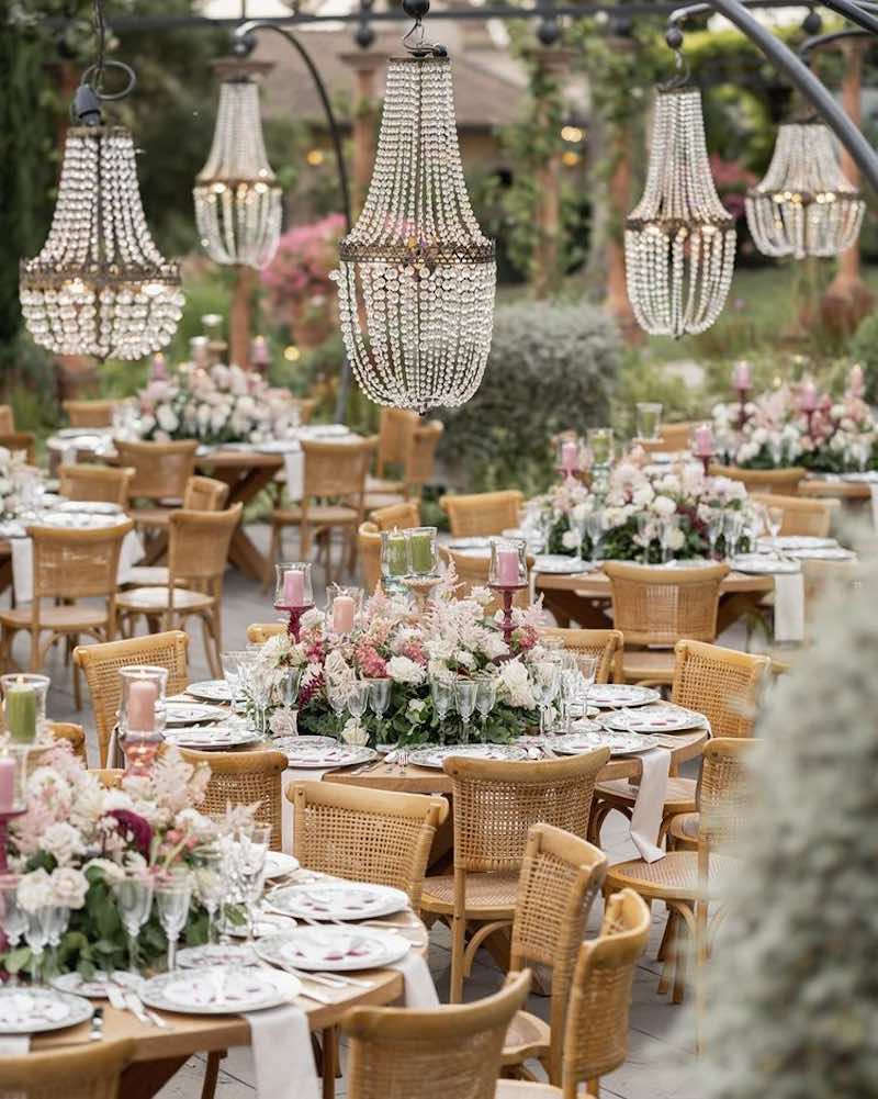 In questa foto uno degli allestimenti per tavole matrimonio 2024 firmato da Bianco Bouquet