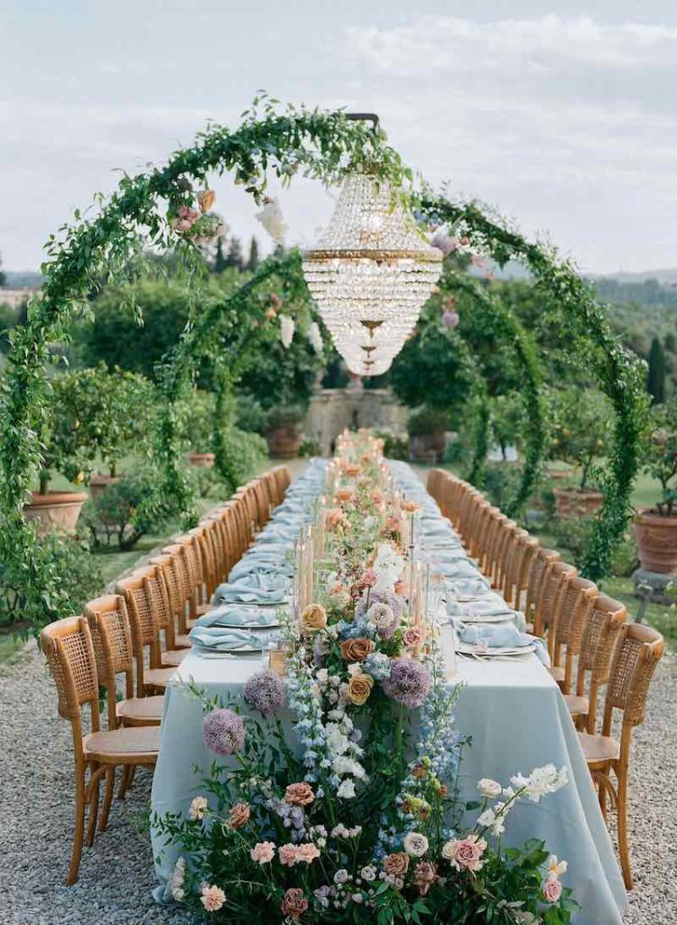 In questa foto uno degli allestimenti per tavole matrimonio 2024 con il design floreale firmato da Flowers Living