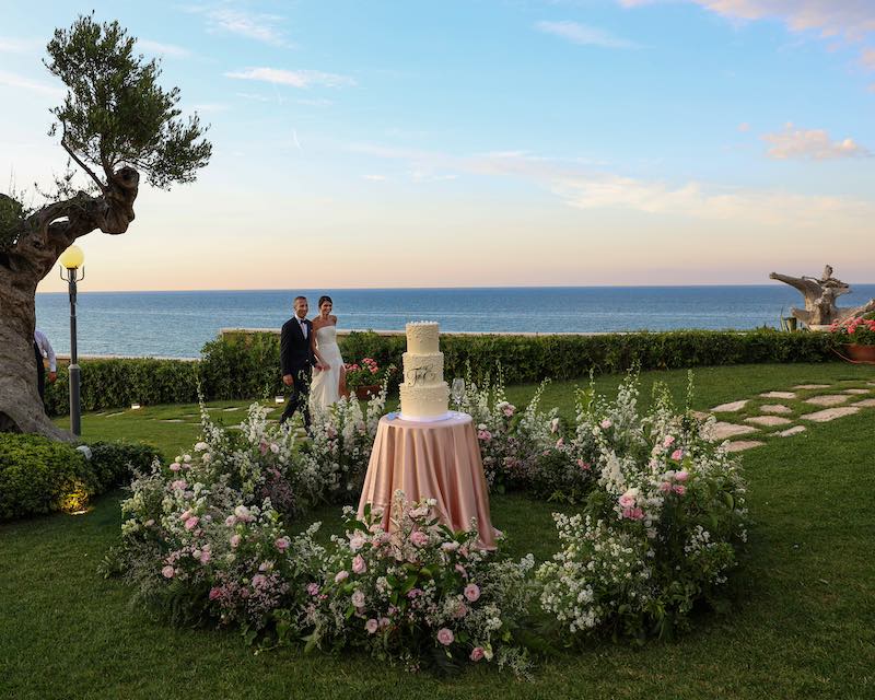 In questa foto uno degli allestimenti matrimonio 2024 per torta nuziale firmato da G Eventi Wedding di Marilena Gizzi