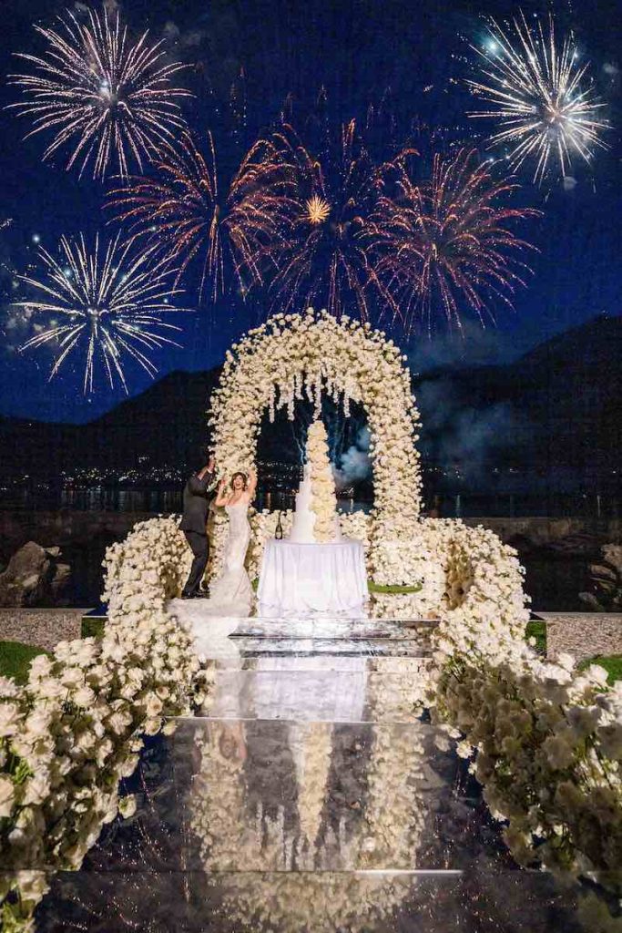 In questa foto uno degli allestimenti matrimonio 2024 per torta nuziale firmato da Silvia Bettini