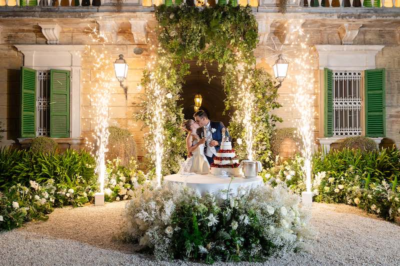 In questa foto uno degli allestimenti matrimonio 2024 per torta nuziale firmato da Francesco Mencucci