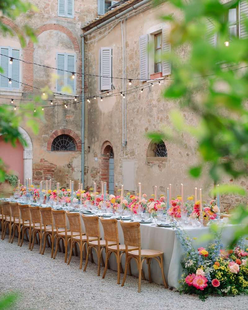 In questa foto uno degli allestimenti per tavole matrimonio 2024 firmato da Le Mille e una Nozze