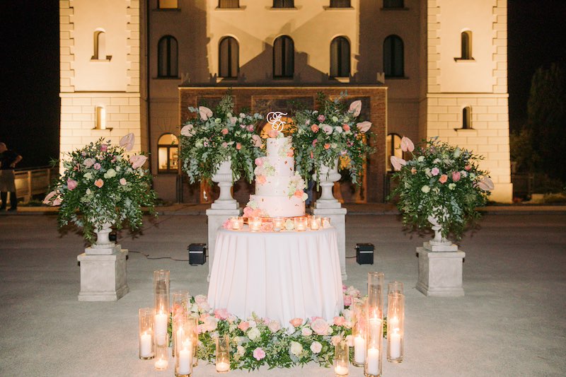 In questa foto uno degli allestimenti matrimonio 2024 per torta nuziale firmato da Nicoletta Del Gaudio