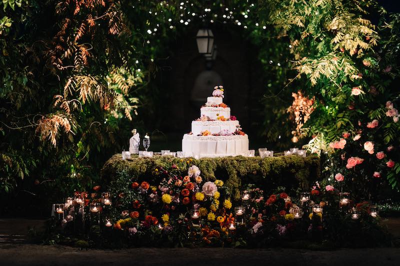 In questa foto uno degli allestimenti matrimonio 2024 per torta nuziale firmato da Nives Malvestiti