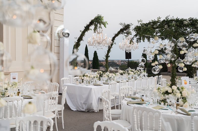 In questa foto uno degli allestimenti per tavole matrimonio 2024 firmato da Roberta Torresan