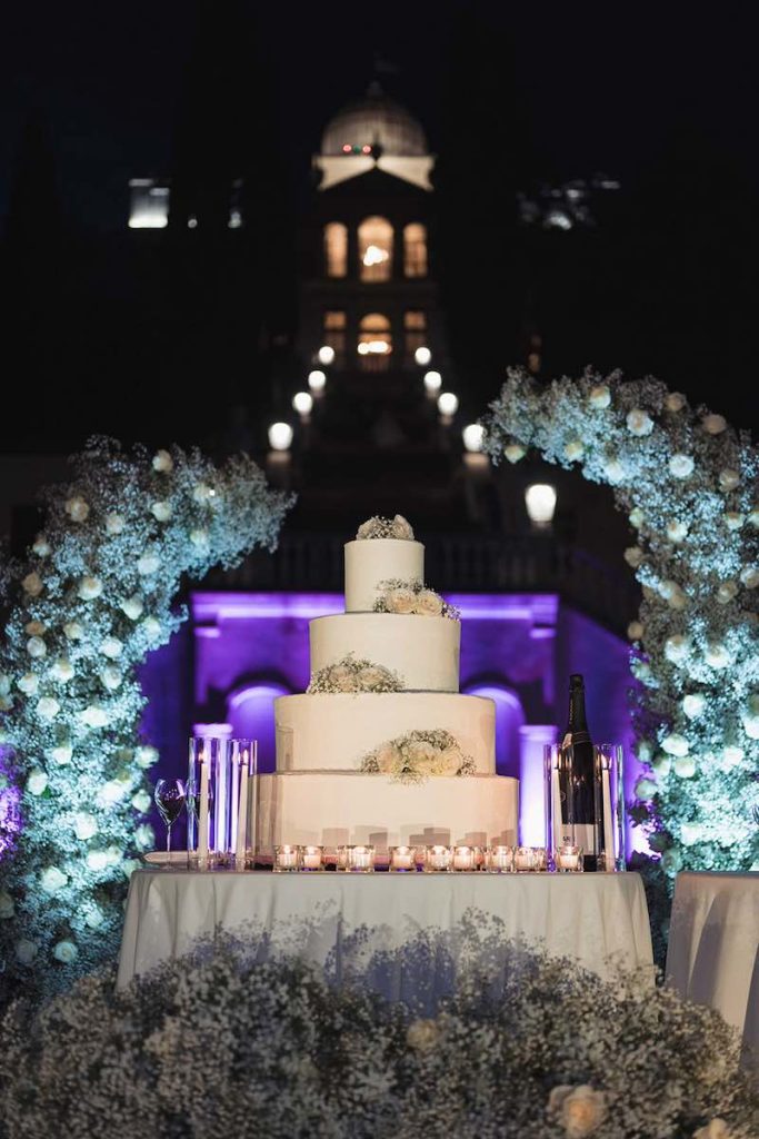 In questa foto uno degli allestimenti matrimonio 2024 per torta nuziale firmato da Silvia Baldan Maison Mariage