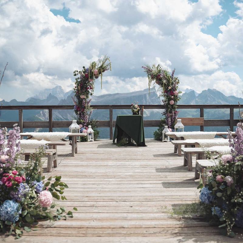 In questa foto uno degli allestimenti matrimonio 2024 per rito civile firmato da Wedding In Cortina