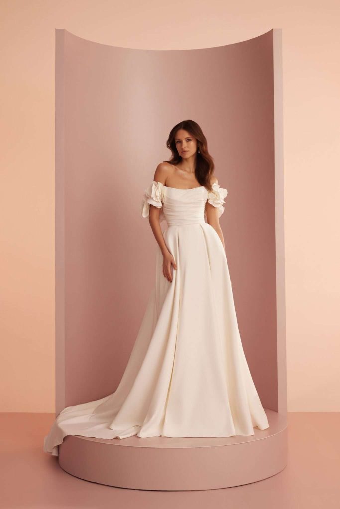 In questa immagine un abito della collezione sposa Ariamo Light 2025 minimal e delicato.