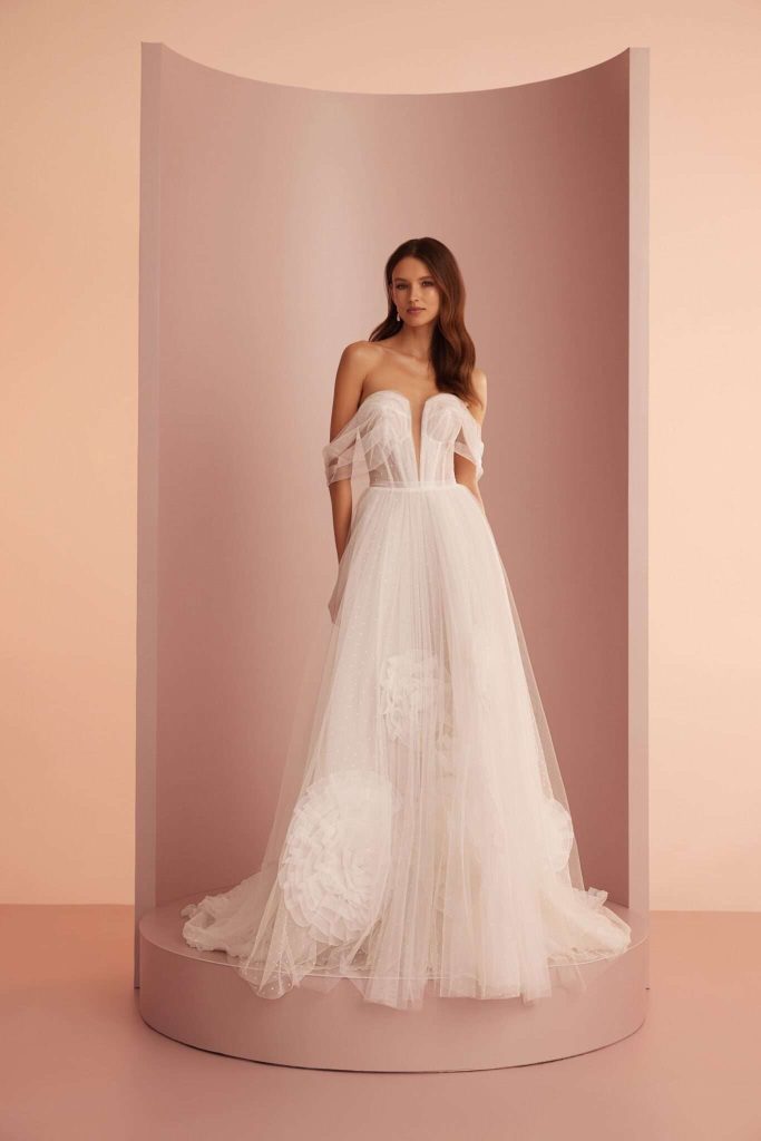 In questa immagine un abito della collezione sposa Ariamo Light 2025.