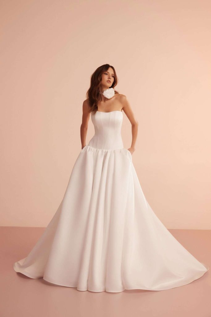 In questa immagine un abito della collezione sposa Ariamo Light 2025 con bustier e gonna ampia.