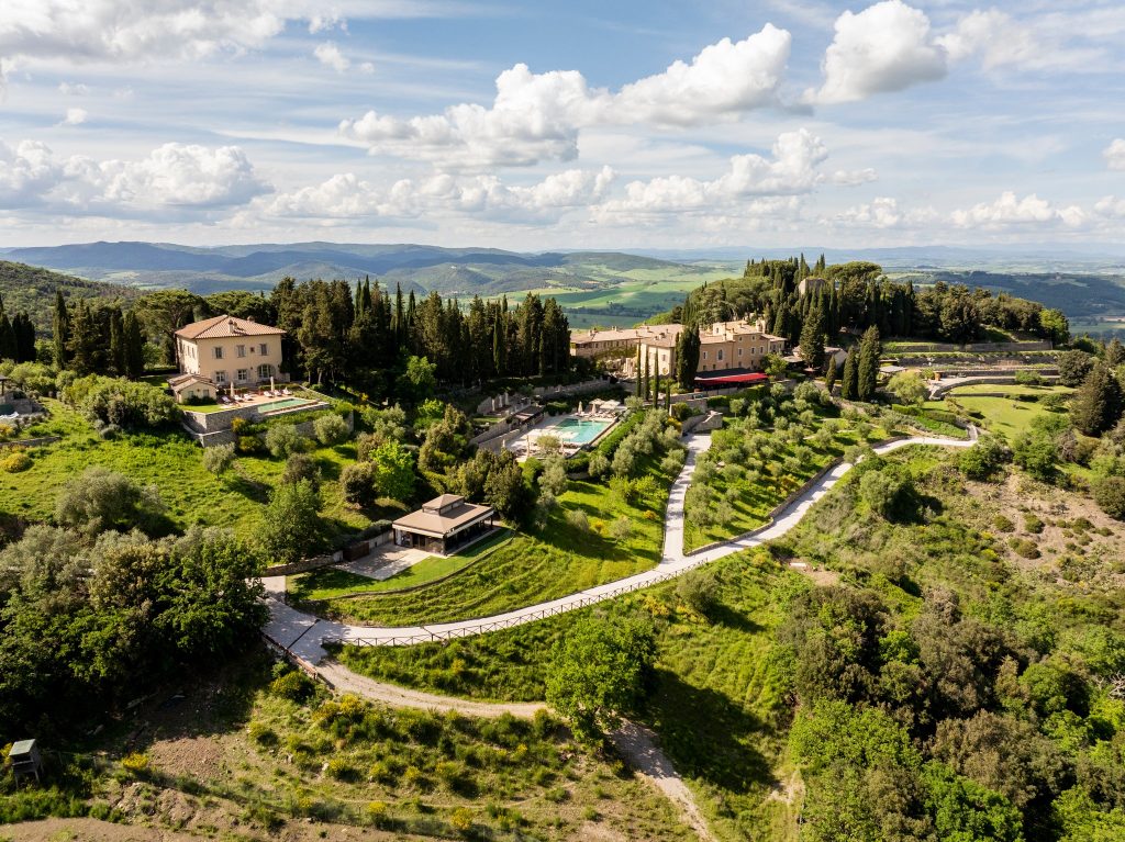 In questa foto rosewood castiglion del bosco una location destination wedding italia