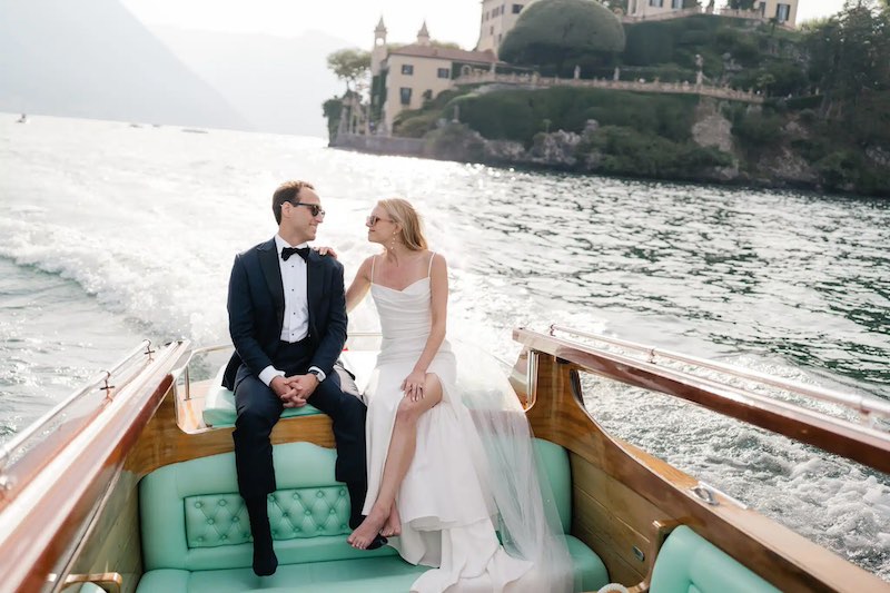 In questa foto i due sposi Carrie e Adam a bordo della Riva Boat con cui sono arrivati a Villa del Balbianello