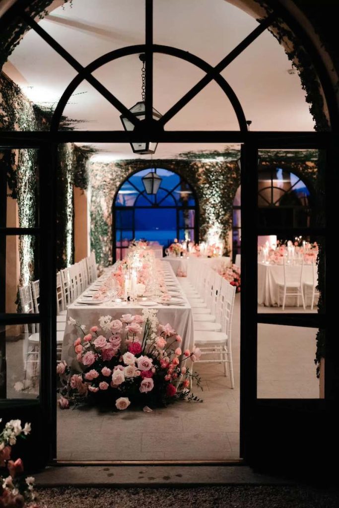 In questa foto la Loggia Segre di Villa del Balbianello allestita da Imène Hanafi con due tavoli imperiali e il tavolo degli sposi decorati con porcellane e fiori nei toni del rosa