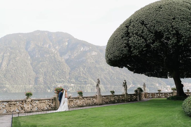 In questa foto i due sposi Carrie e Adam camminano per i viali di Villa del Balbianello