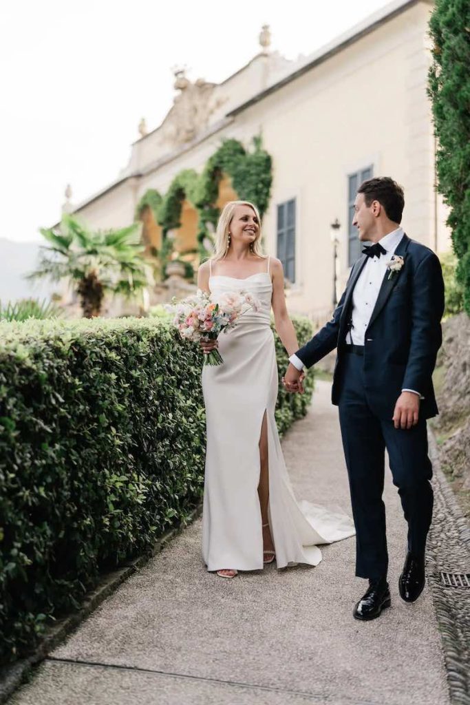 In questa foto i due sposi Carrie e Adam camminano per i viali di Villa del Balbianello