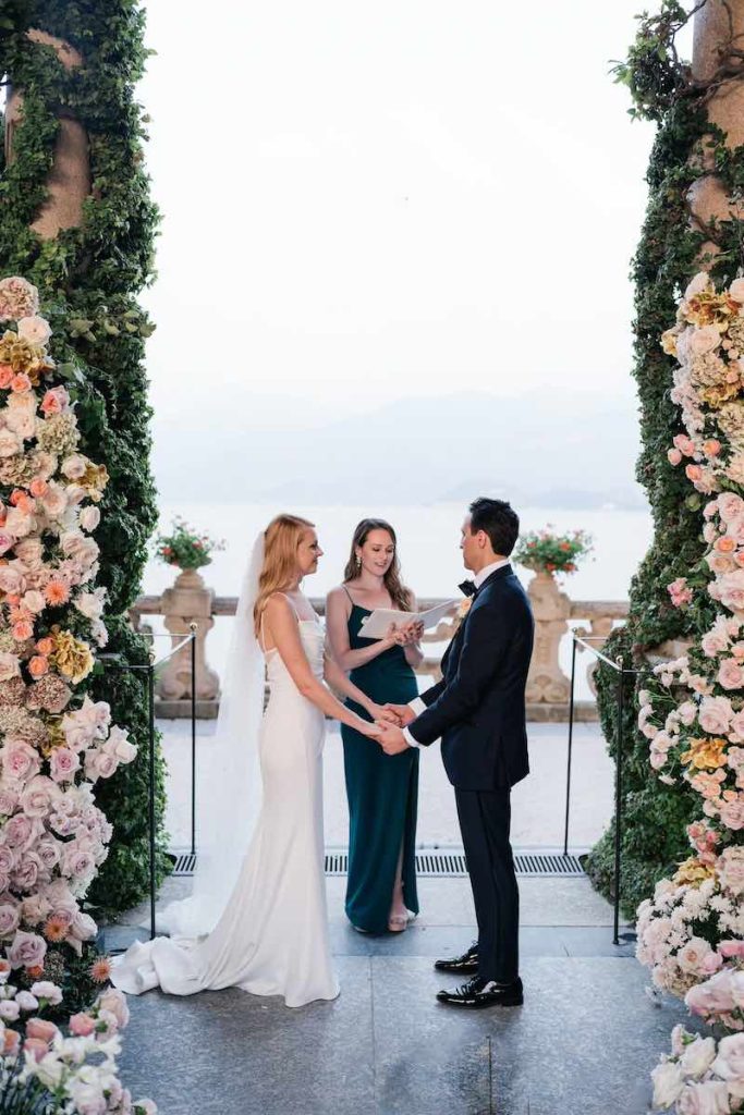 In questa foto lo scambio delle promesse di Adam e Carrie nella Loggia Durini alla presenza della sorella della sposa