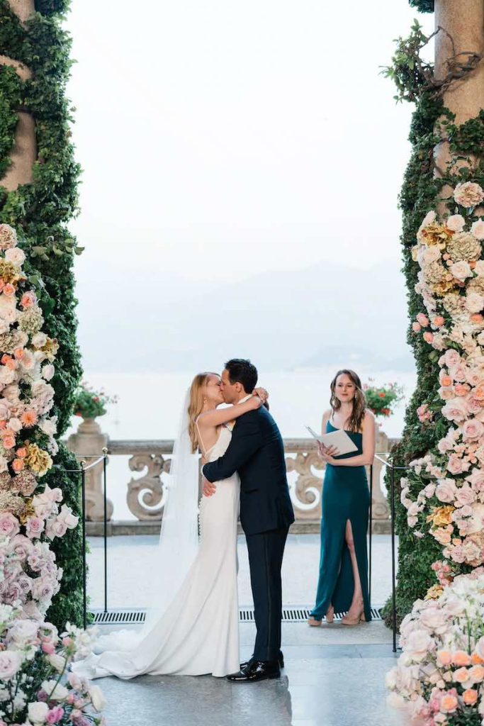 In questa foto il bacio al temrine della cerimonia di nozze Adam e Carrie nella Loggia Durini 