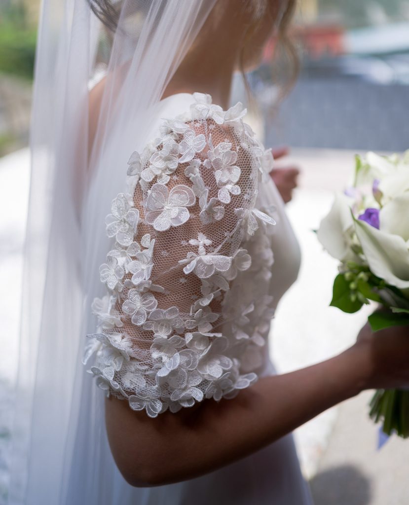 In questa immagine uno scatto di Michele Dell'Utri fotografo che pone l'attenzione sui dettagli in 3D dell'abito della sposa. 