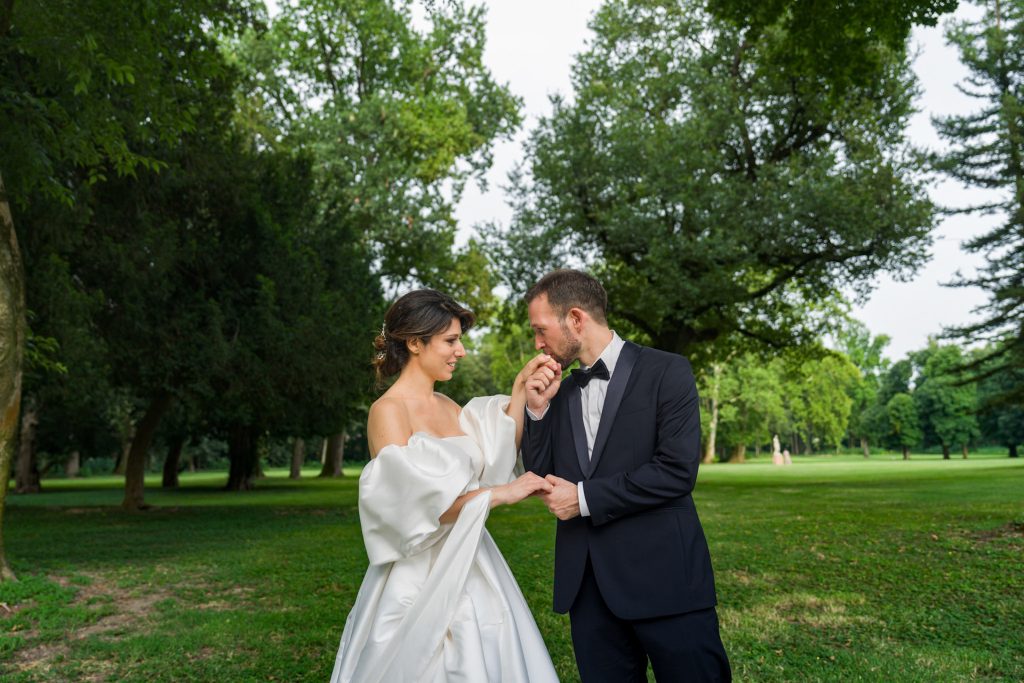 Un romantico scatto degli sposi.  