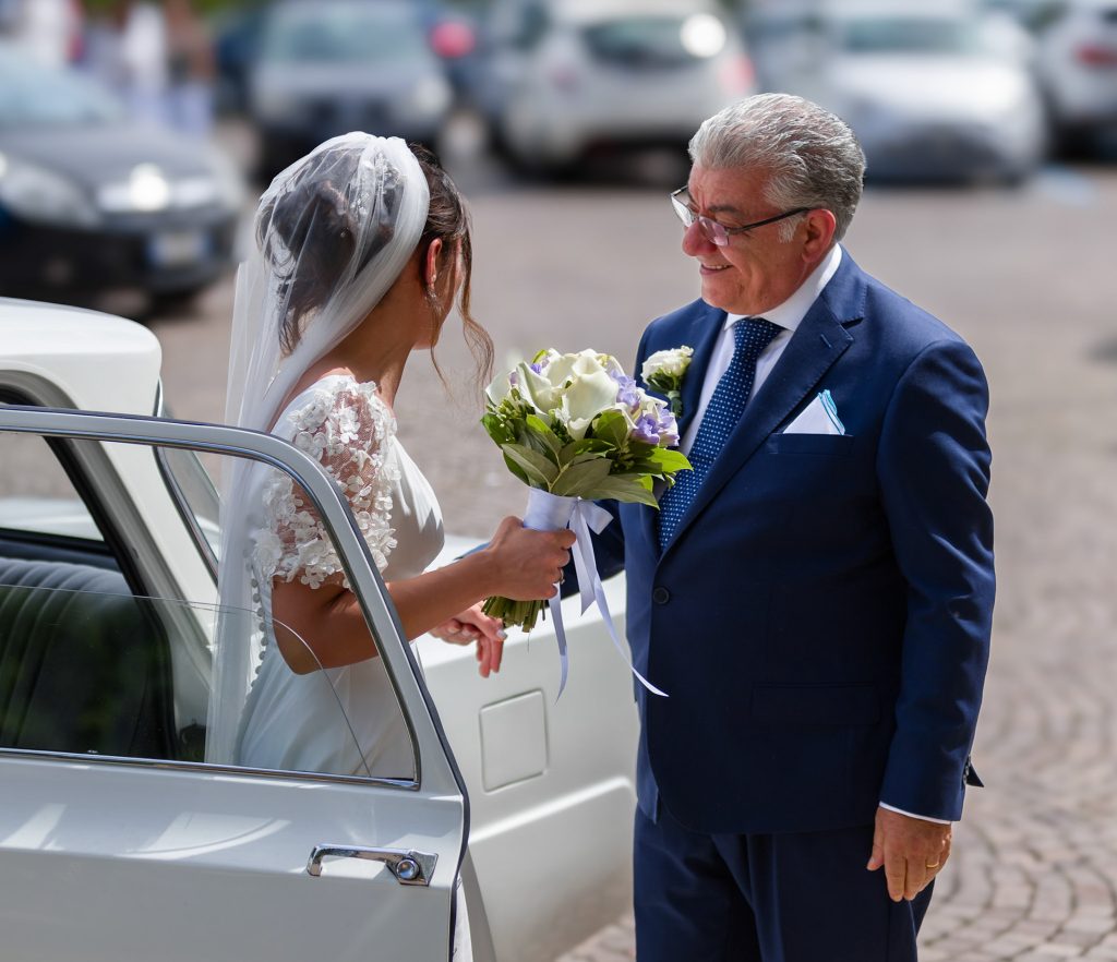 In questa immagine un emozionante scatto di Michele Dell'Utri fotografo della sposa con il padre.  