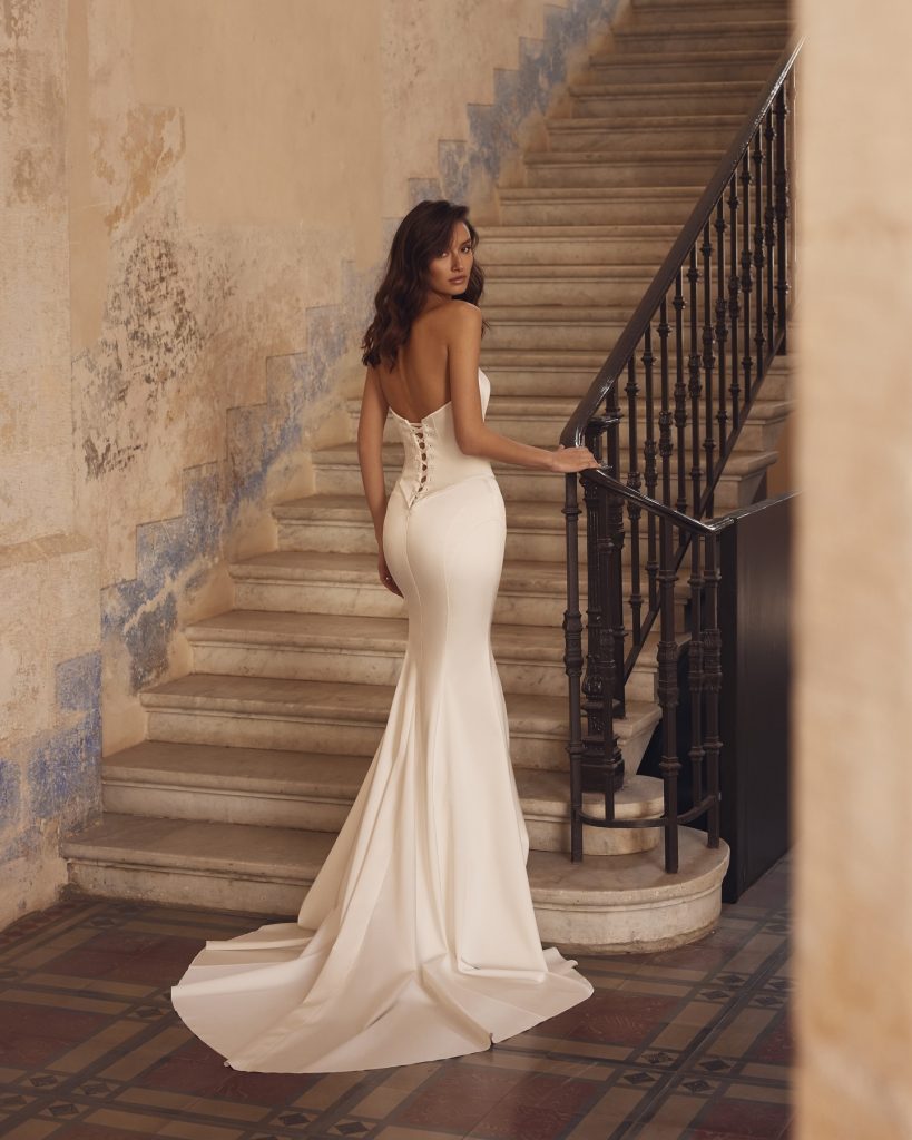 In questa foto un abito da sposa a sirena 2025 pnina tornai