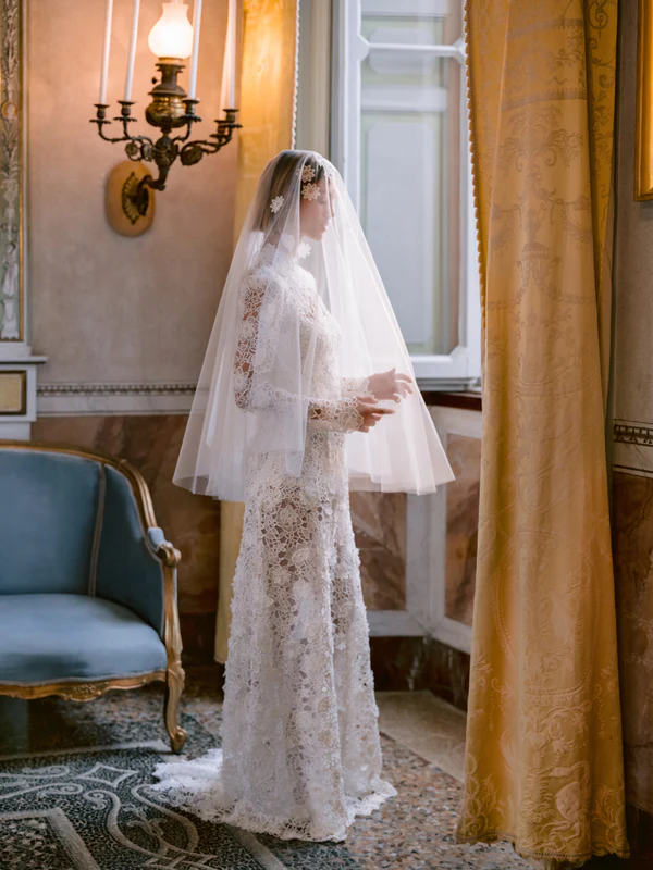 In questa foto la modella indossa un abito da sposa scivolato 2025 mon ique lhullier