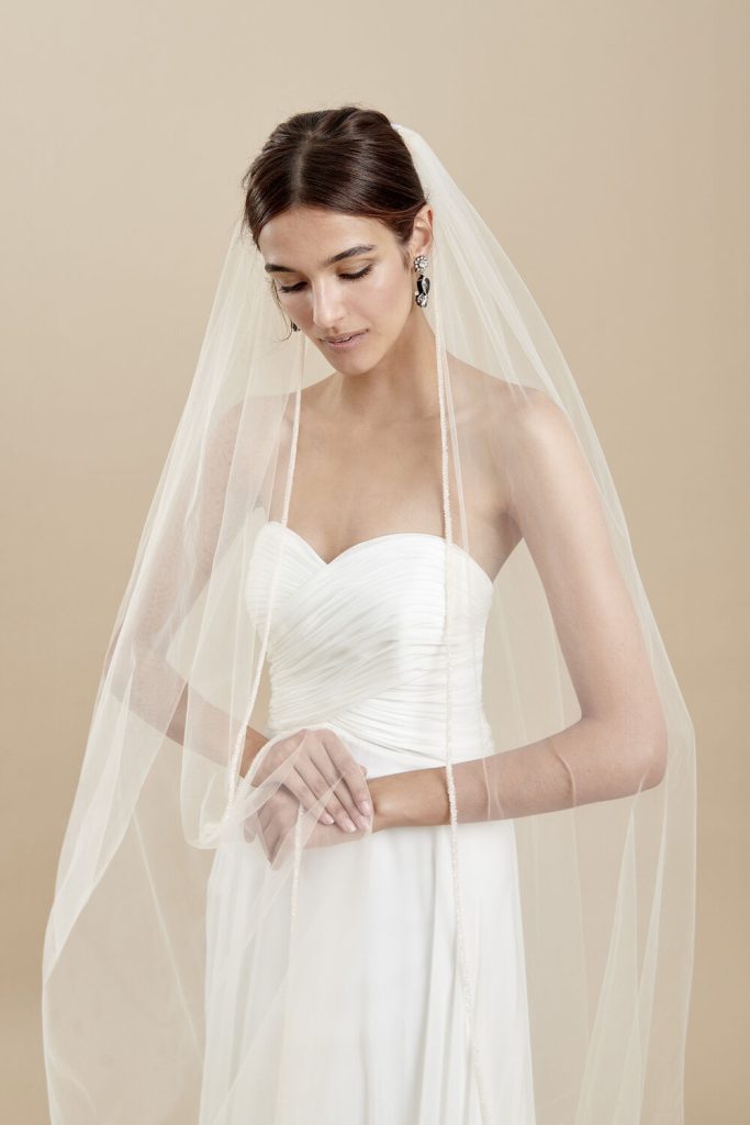 In questa foto la modella indossa il velo da sposa invernale 2025 v