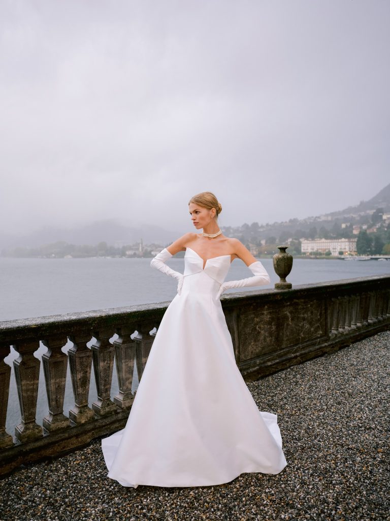 In questa foto la modella indossa un abito da sposa invernale monique lhullier