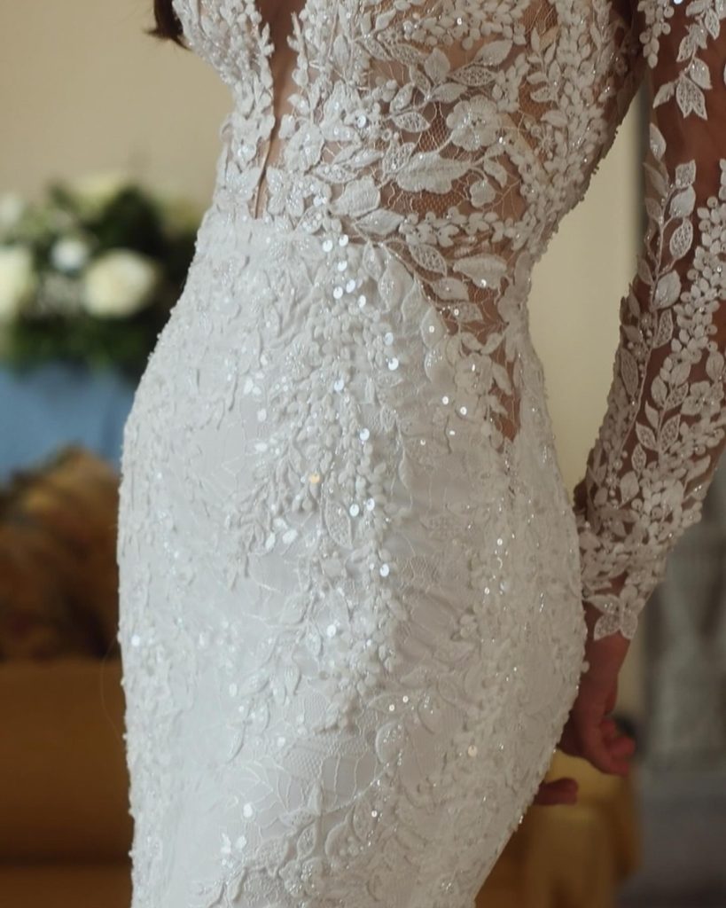 In questa foto la modella indossa un abito da sposa invernale capri sposa