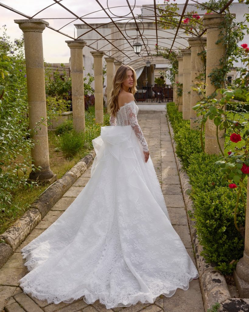 In questa foto la modella indossa un abito da sposa invernale felicia couture