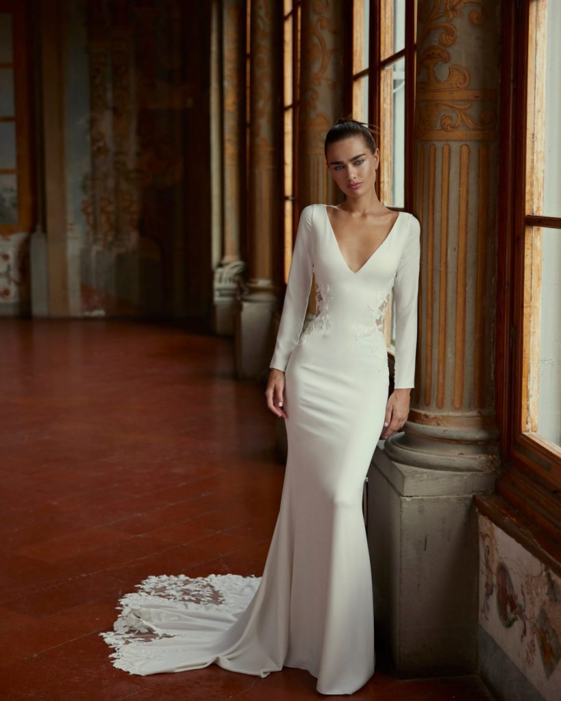 In questa foto la modella indossa un abito da sposa invernale a maniche lunghe modeca