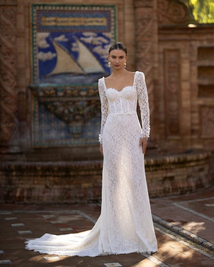 In questa foto la modella indossa un abito da sposa invernale 2025 con maniche lunghe 