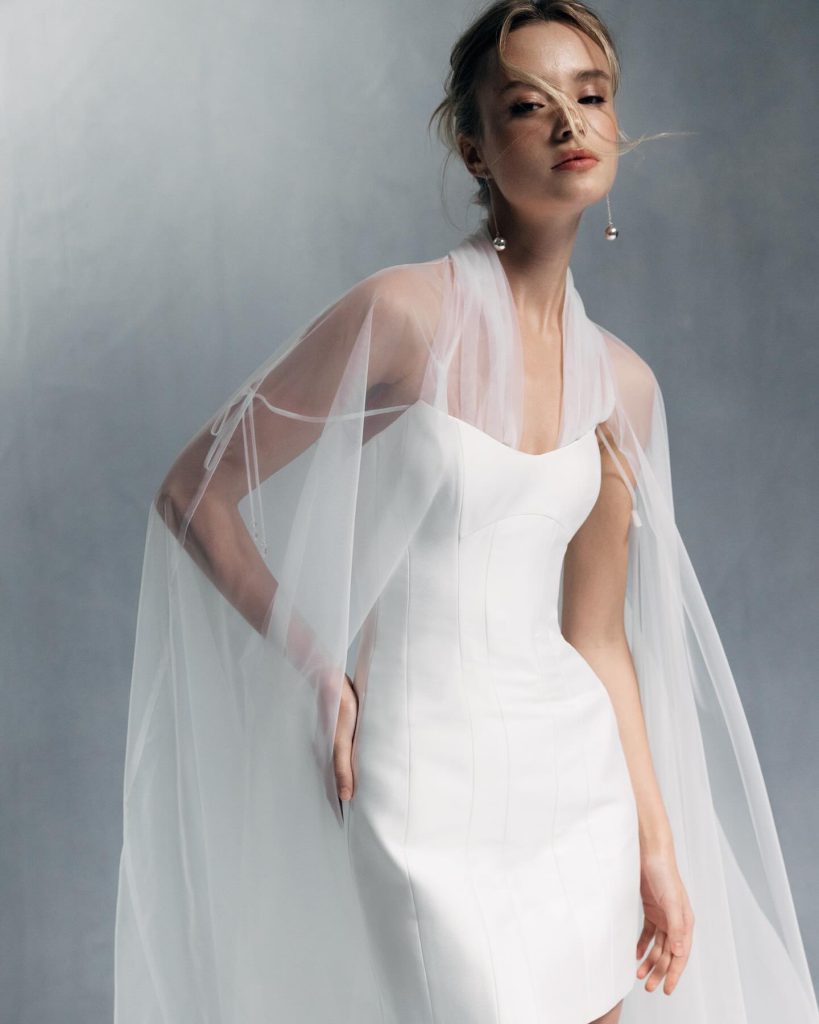 In questa foto la modella indossa un abito da sposa invernale wonà concept