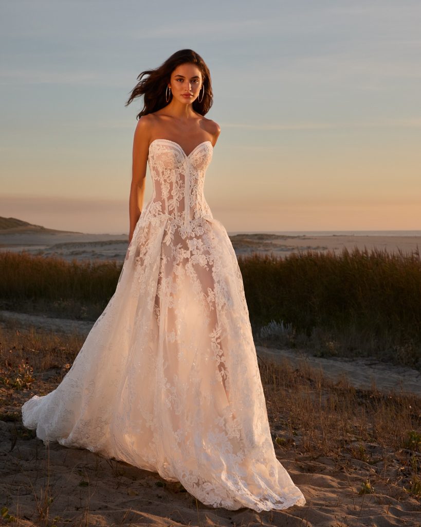 In questa foto la modella indossa un abito da sposa scivolato 2025 galia lahav