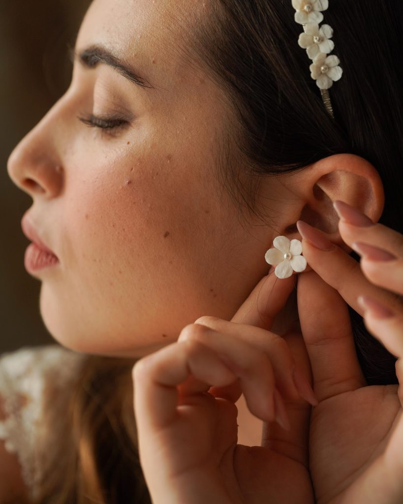 In questa foto la modella indossa orecchini sposa invernali 2025 kokkolindo