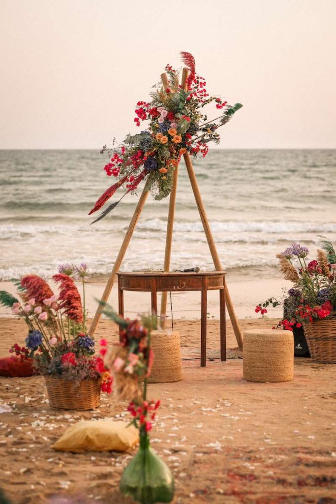 In questa foto uno degli allestimenti matrimonio 2024 per rito civile sulla spiaggia firmato da Luisa Mascolino 