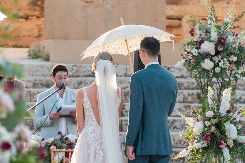 In questa foto un celebrante per matrimonio legge un discorso durante un matrimonio simbolico davanti al tempio greco di Selinunte