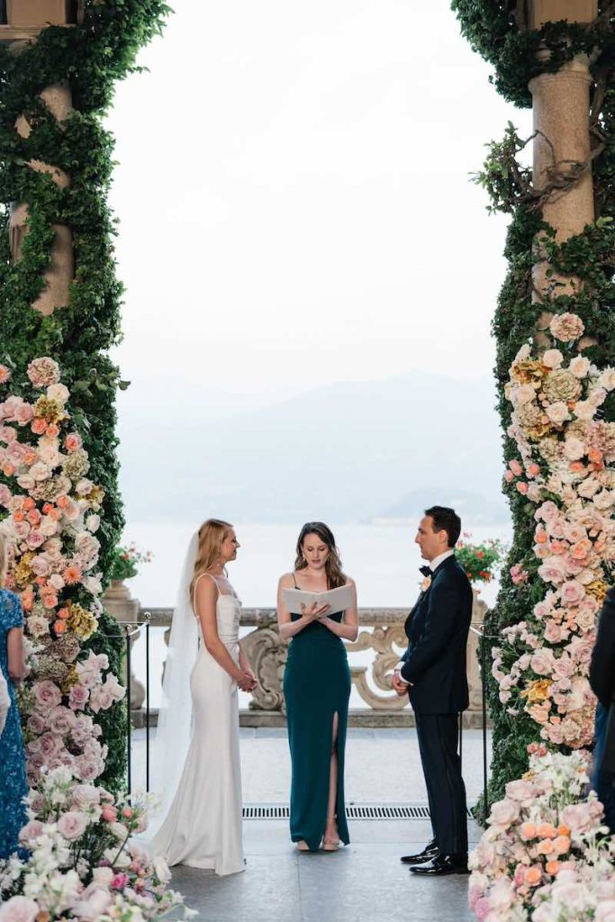 In questa foto una celebrante legge un discorso durante la cerimonia di due sposi a Villa del Balbianello