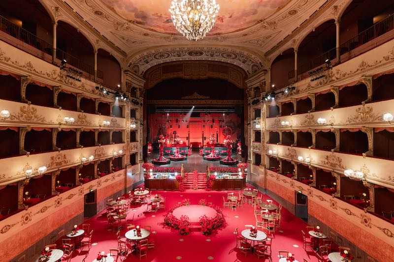 In questa foto un dettaglio di mise en place di uno dei matrimoni invernali di Corsini.Events allestito con i toni del rosso e dell'oro in un grande teatro