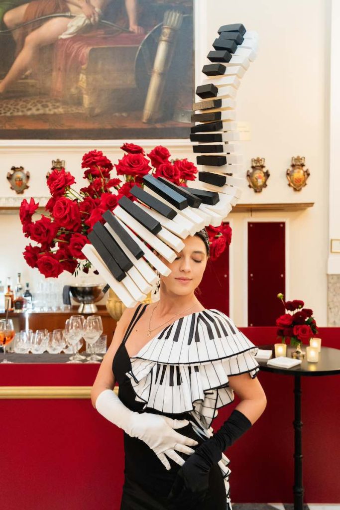 In questa foto una figurante con un costume ispirato ad un pianoforte per un matrimonio allestito in un teatro da Corsini.Events